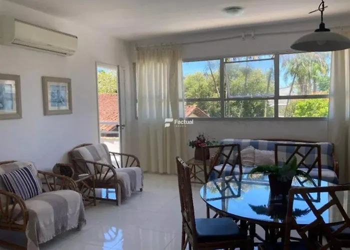 Apartamento com 4 quartos, uma quadra da Praia Enseada, Guarujá