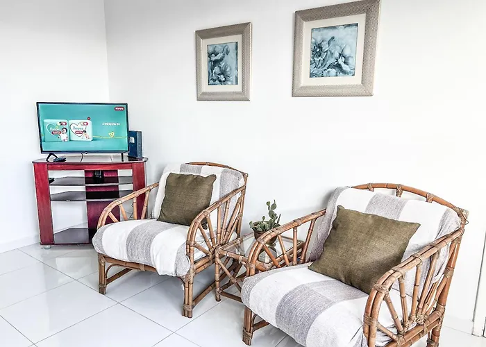 Apartamento com 4 quartos, uma quadra da Praia Enseada, Guarujá